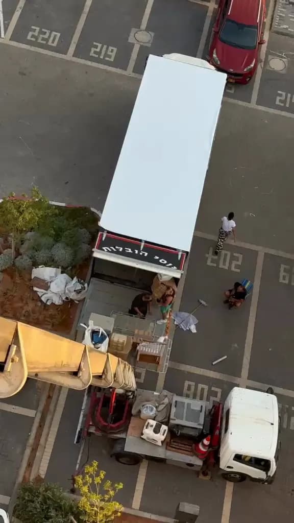 צילום מלמעלה: המשאית ומנוף הרמה בחניון